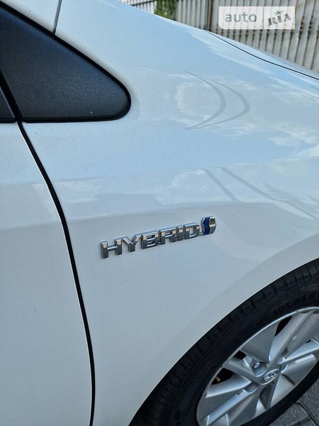 Toyota Auris 2016  випуску Луцьк з двигуном 1.8 л гібрид хэтчбек автомат за 13999 долл. 