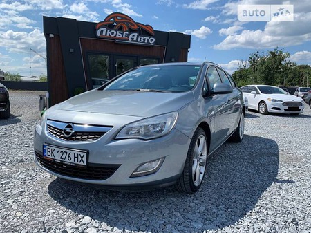 Opel Astra 2011  випуску Рівне з двигуном 2 л дизель мінівен механіка за 7400 долл. 