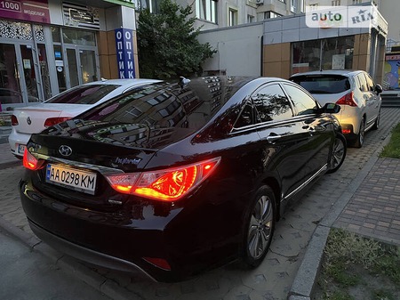 Hyundai Sonata 2013  випуску Київ з двигуном 2.4 л гібрид седан автомат за 11700 долл. 