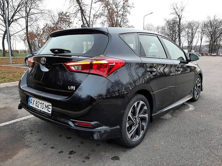 Toyota Corolla 2016  випуску Харків з двигуном 1.8 л бензин хэтчбек автомат за 13500 долл. 