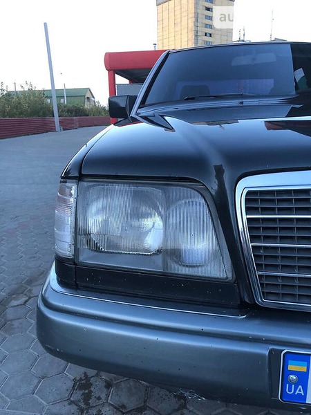 Mercedes-Benz E 300 1995  випуску Київ з двигуном 3 л дизель седан автомат за 3800 долл. 