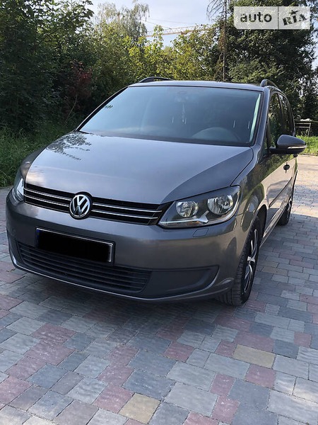 Volkswagen Touran 2011  випуску Тернопіль з двигуном 1.6 л дизель універсал механіка за 9900 долл. 