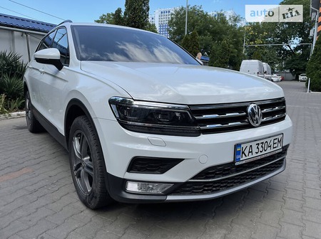 Volkswagen Tiguan 2019  випуску Одеса з двигуном 2 л бензин позашляховик автомат за 24200 долл. 