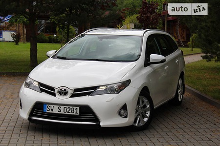 Toyota Auris 2014  випуску Львів з двигуном 2 л дизель універсал механіка за 9960 долл. 