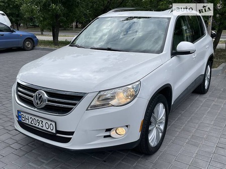 Volkswagen Tiguan 2010  випуску Одеса з двигуном 2 л бензин позашляховик автомат за 9300 долл. 