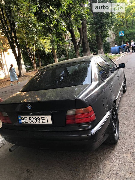 BMW 318 1993  випуску Одеса з двигуном 1.8 л бензин седан механіка за 3700 долл. 