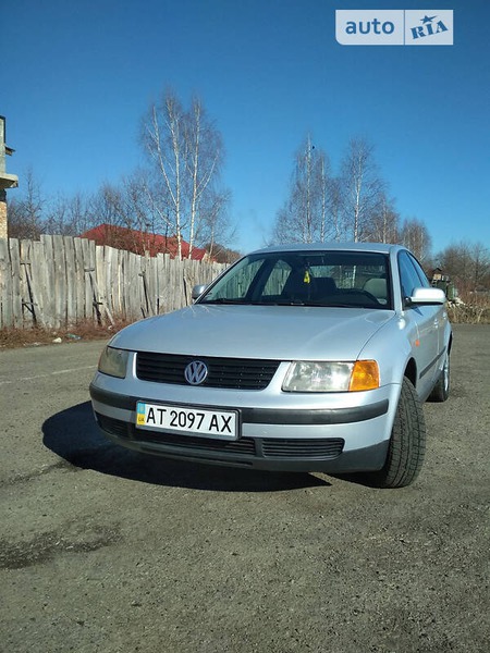 Volkswagen Passat 1997  випуску Івано-Франківськ з двигуном 1.6 л  седан механіка за 3650 долл. 