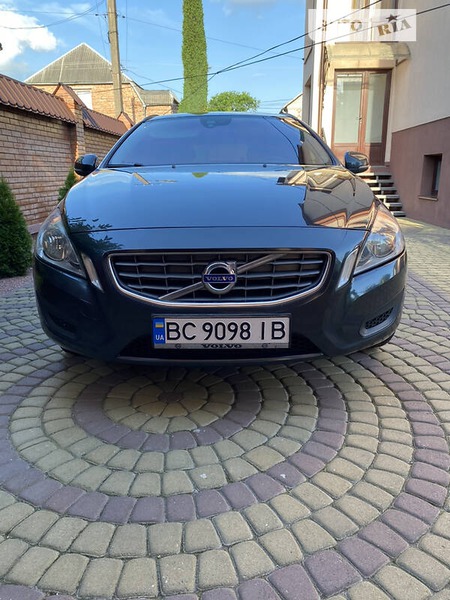 Volvo V60 2012  випуску Львів з двигуном 1.6 л дизель універсал механіка за 10000 долл. 