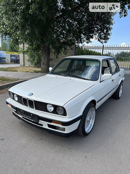 BMW 318 1990  випуску Київ з двигуном 0 л бензин седан механіка за 8999 долл. 