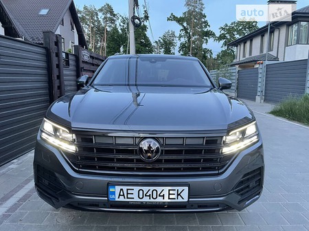 Volkswagen Touareg 2019  випуску Київ з двигуном 3 л дизель позашляховик автомат за 63500 долл. 