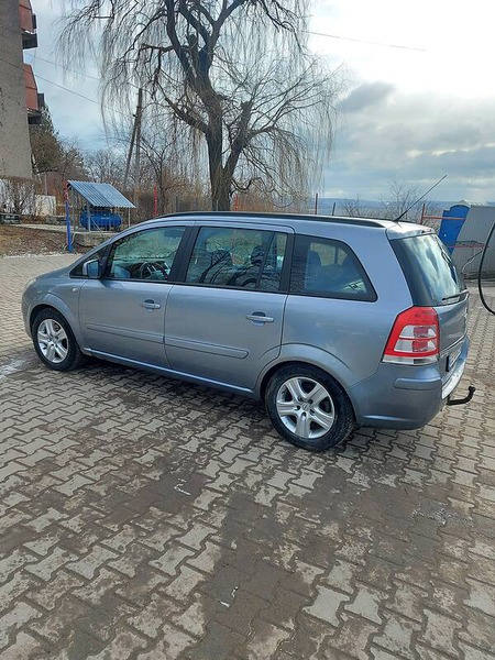 Opel Zafira Tourer 2009  випуску Чернівці з двигуном 1.9 л дизель мінівен механіка за 6300 долл. 