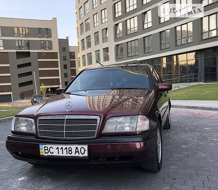 Mercedes-Benz C 200 1996  випуску Львів з двигуном 2 л бензин седан механіка за 3100 долл. 