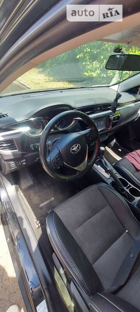 Toyota Corolla 2015  випуску Хмельницький з двигуном 1.8 л  седан автомат за 13200 долл. 