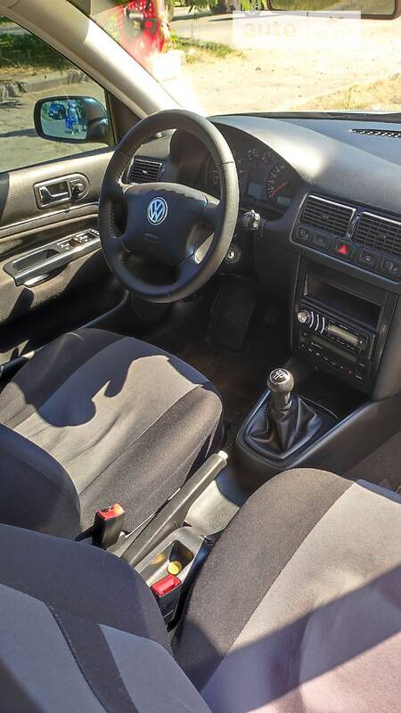 Volkswagen Golf 2001  випуску Запоріжжя з двигуном 1.6 л бензин хэтчбек механіка за 4003 долл. 