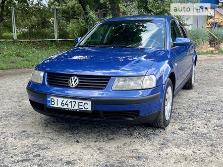 Volkswagen Passat 1998  випуску Харків з двигуном 1.8 л  седан механіка за 4150 долл. 