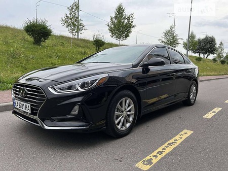 Hyundai Sonata 2019  випуску Київ з двигуном 2.4 л бензин седан автомат за 13800 долл. 