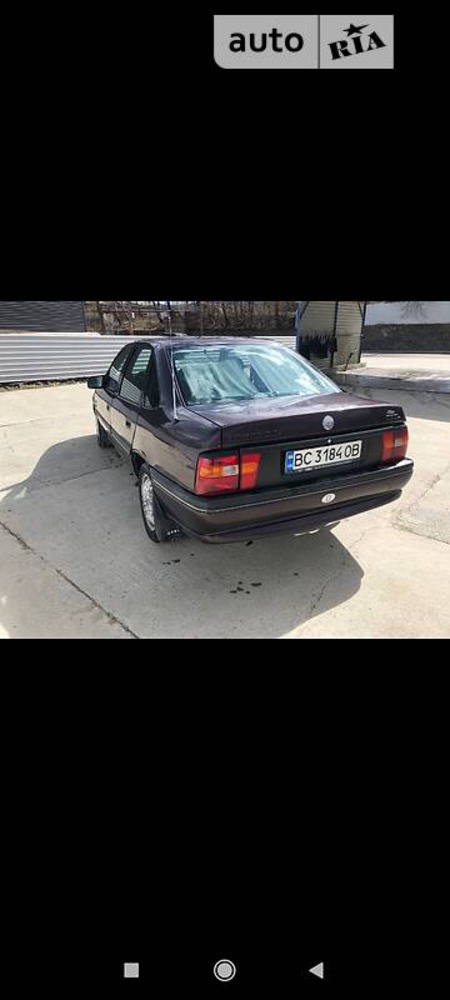 Opel Vectra 1993  випуску Львів з двигуном 2 л бензин седан механіка за 2000 долл. 