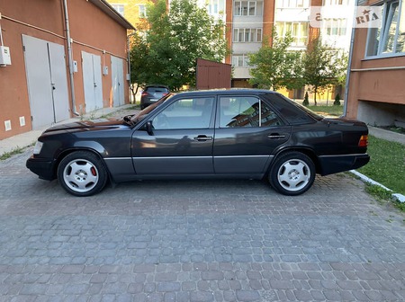 Mercedes-Benz E 300 1990  випуску Тернопіль з двигуном 3 л дизель седан механіка за 3000 долл. 