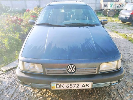 Volkswagen Passat 1992  випуску Рівне з двигуном 1.8 л  універсал механіка за 1500 долл. 