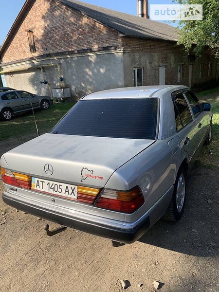 Mercedes-Benz E 300 1986  випуску Івано-Франківськ з двигуном 3 л дизель седан механіка за 2500 долл. 