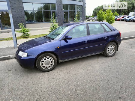 Audi A3 Limousine 1999  випуску Київ з двигуном 1.6 л бензин хэтчбек механіка за 3300 долл. 
