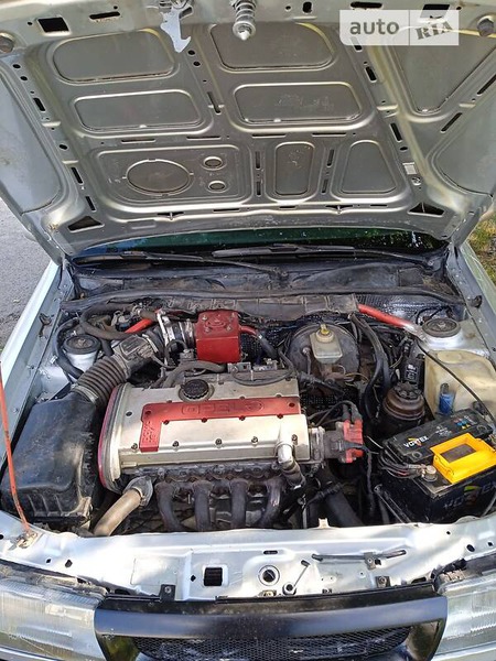 Opel Vectra 1989  випуску Кропивницький з двигуном 2 л  седан механіка за 2700 долл. 