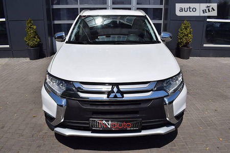 Mitsubishi Outlander 2017  випуску Одеса з двигуном 2.4 л бензин позашляховик автомат за 13900 долл. 