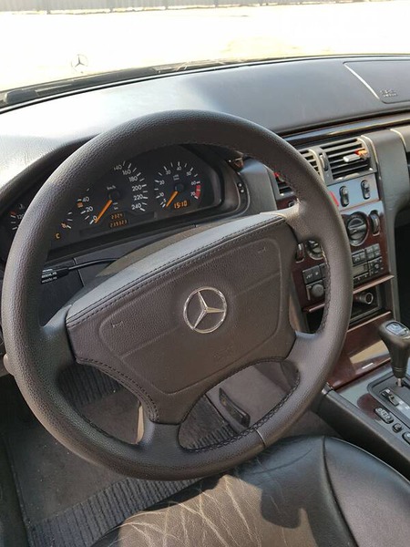 Mercedes-Benz E 230 1996  випуску Одеса з двигуном 2.3 л бензин седан автомат за 4300 долл. 