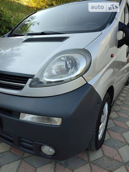 Opel Vivaro 2005  випуску Івано-Франківськ з двигуном 2.5 л дизель мінівен механіка за 8200 долл. 