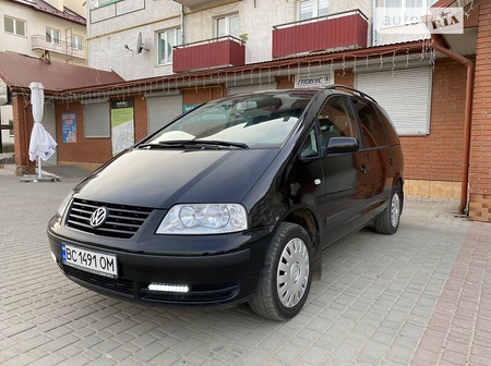 Volkswagen Sharan 2004  випуску Львів з двигуном 1.9 л дизель універсал механіка за 5500 долл. 