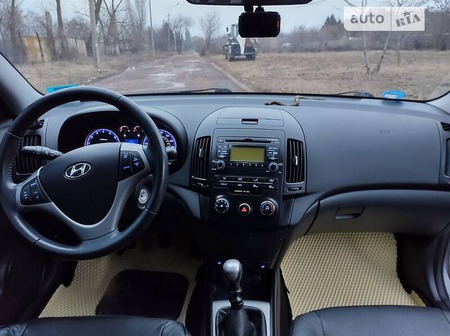 Hyundai i30 2010  випуску Дніпро з двигуном 2 л бензин хэтчбек механіка за 7600 долл. 