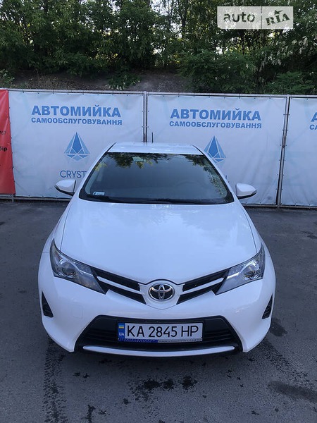 Toyota Auris 2015  випуску Київ з двигуном 1.4 л дизель хэтчбек механіка за 9500 долл. 