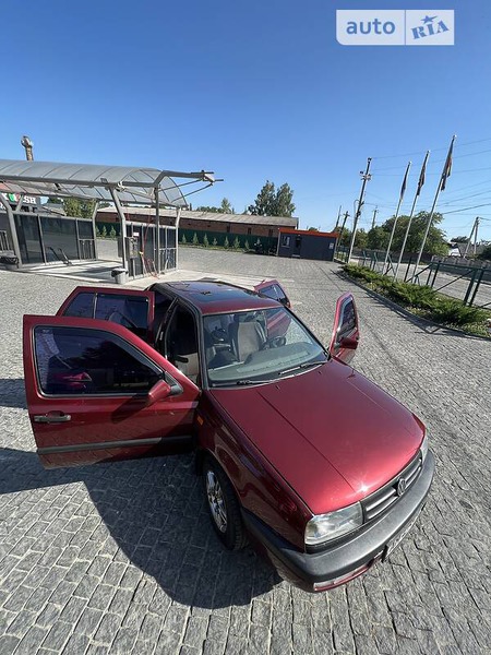 Volkswagen Vento 1992  випуску Житомир з двигуном 1.8 л бензин седан механіка за 1999 долл. 