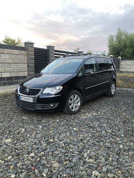 Volkswagen Touran 2007  випуску Луцьк з двигуном 2 л дизель мінівен механіка за 7700 долл. 