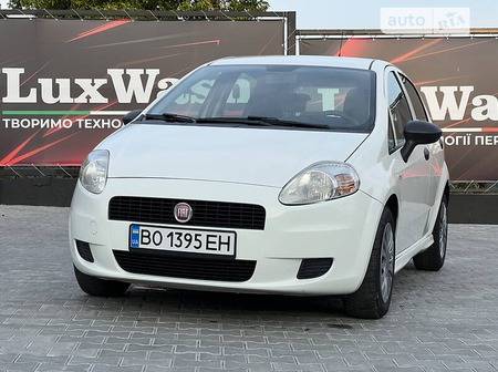 Fiat Punto 2010  випуску Тернопіль з двигуном 1.3 л дизель хэтчбек механіка за 4750 долл. 
