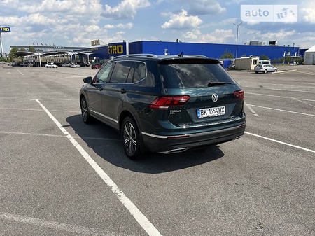 Volkswagen Tiguan 2019  випуску Рівне з двигуном 2 л бензин позашляховик автомат за 28000 долл. 