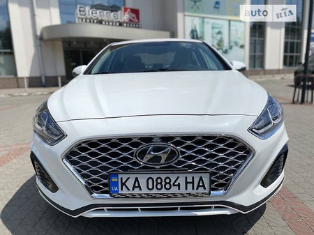 Hyundai Sonata 2019  випуску Дніпро з двигуном 2.4 л бензин седан автомат за 15600 долл. 