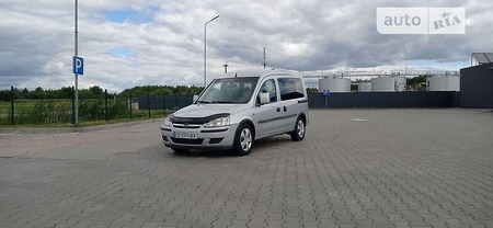 Opel Combo Life 2004  випуску Івано-Франківськ з двигуном 1.7 л дизель мінівен механіка за 3851 долл. 