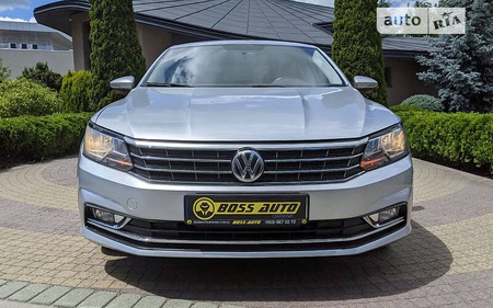 Volkswagen Passat 2018  випуску Львів з двигуном 2 л бензин седан автомат за 15999 долл. 