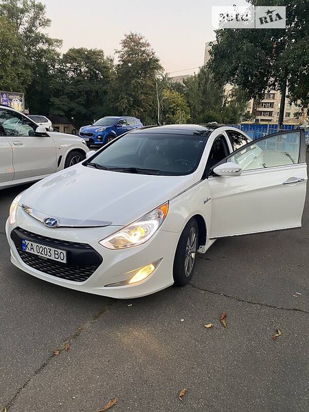 Hyundai Sonata 2013  випуску Київ з двигуном 0 л гібрид седан автомат за 12700 долл. 