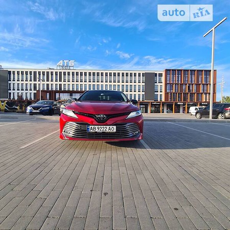 Toyota Camry 2018  випуску Вінниця з двигуном 0 л  седан автомат за 27800 долл. 