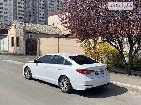 Hyundai Sonata 2015  випуску Одеса з двигуном 2.4 л бензин седан автомат за 11000 долл. 