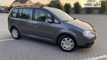 Volkswagen Touran 2006  випуску Львів з двигуном 1.9 л дизель мінівен механіка за 6300 долл. 