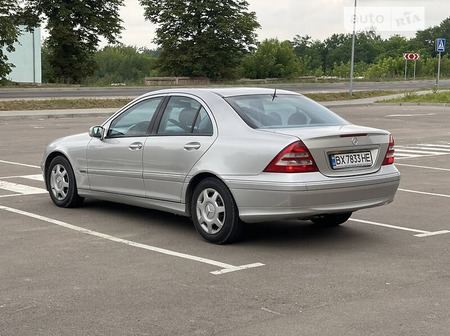 Mercedes-Benz C 180 2002  випуску Рівне з двигуном 1.8 л бензин седан автомат за 4600 долл. 