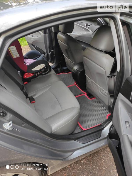 Hyundai Sonata 2013  випуску Чернігів з двигуном 2 л бензин седан автомат за 9000 долл. 