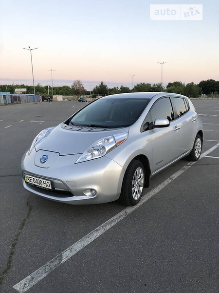 Nissan Leaf 2015  випуску Дніпро з двигуном 0 л електро хэтчбек  за 12999 долл. 