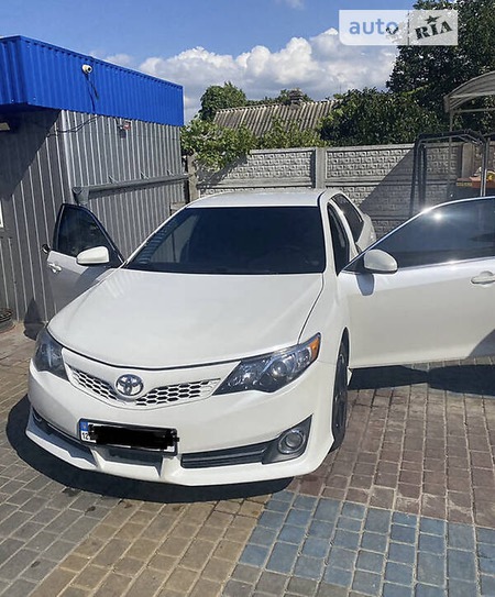 Toyota Camry 2014  випуску Кропивницький з двигуном 2.5 л бензин седан автомат за 12800 долл. 