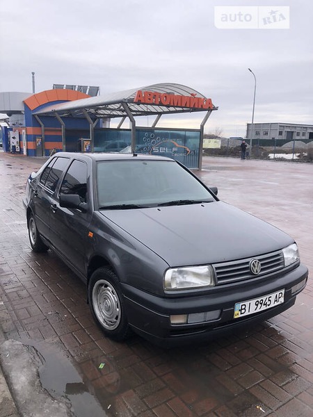 Volkswagen Vento 1993  випуску Полтава з двигуном 1.8 л  седан механіка за 2100 долл. 