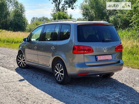 Volkswagen Touran 2011  випуску Львів з двигуном 1.6 л дизель мінівен механіка за 10700 долл. 