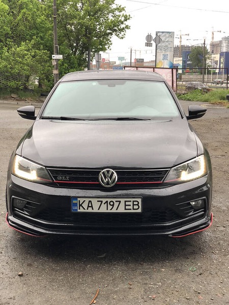 Volkswagen Jetta 2015  випуску Київ з двигуном 2 л бензин седан автомат за 14600 долл. 